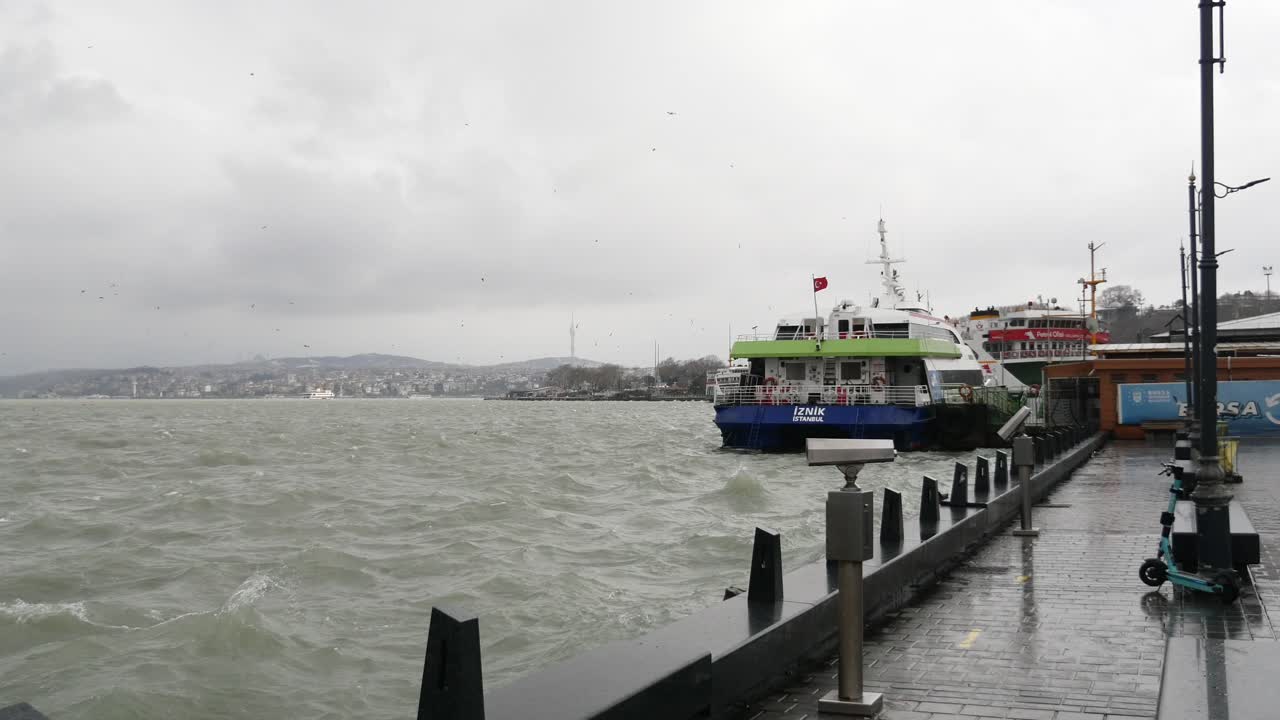 구름이 많은 날 에 이스탄불 항구 에 있는 페리