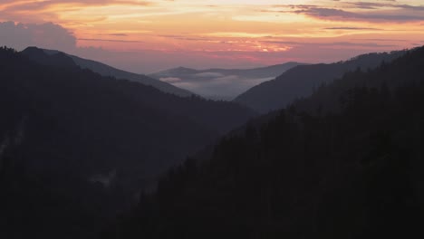 夕陽時的煙霧山脈的近距離
