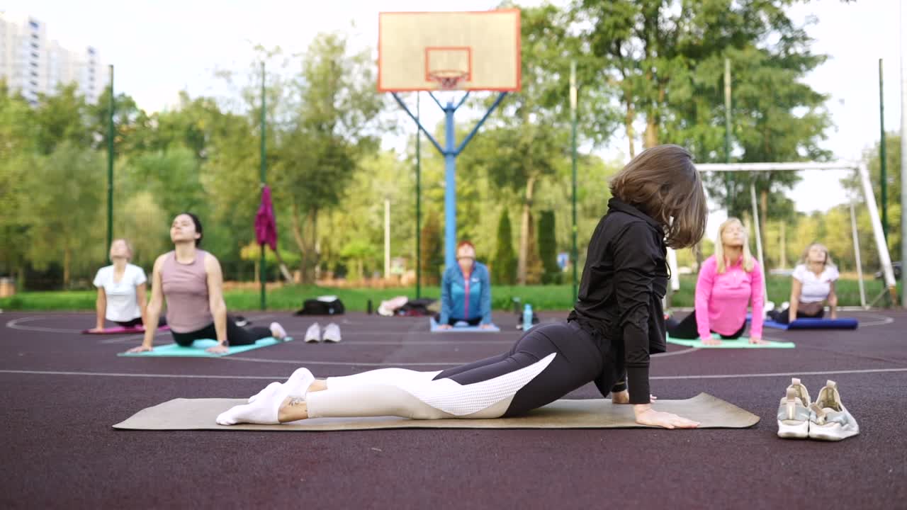 mujeres haciendo yoga al aire libre en un parque