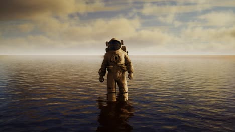 astronauta en el mar bajo las nubes al atardecer