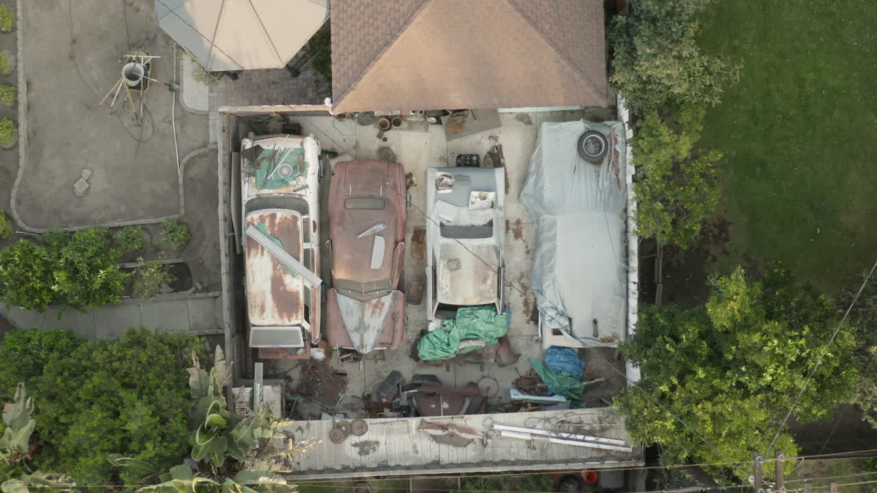 교외에 있는 빈티지 자동차 폐차장