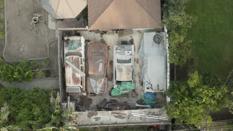 Junkyard-of-vintage-cars-in-suburbia