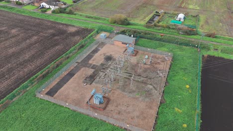 vista aérea de una subestación eléctrica en una zona rural