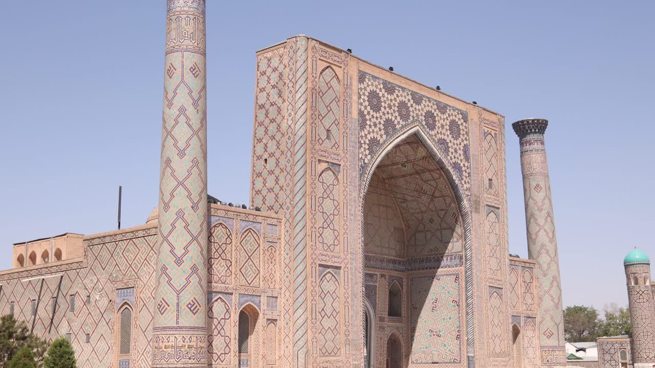 la hermosa fachada de la madrasa en la plaza registan en samarcanda, uzbekistán a lo largo de la histórica ruta de la seda