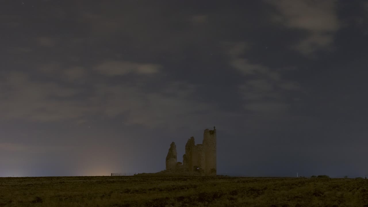 폭풍우의 하늘을 배경으로 성의 폐허