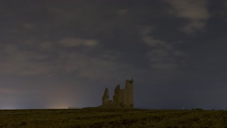 ruinas del castillo contra el cielo tormentoso