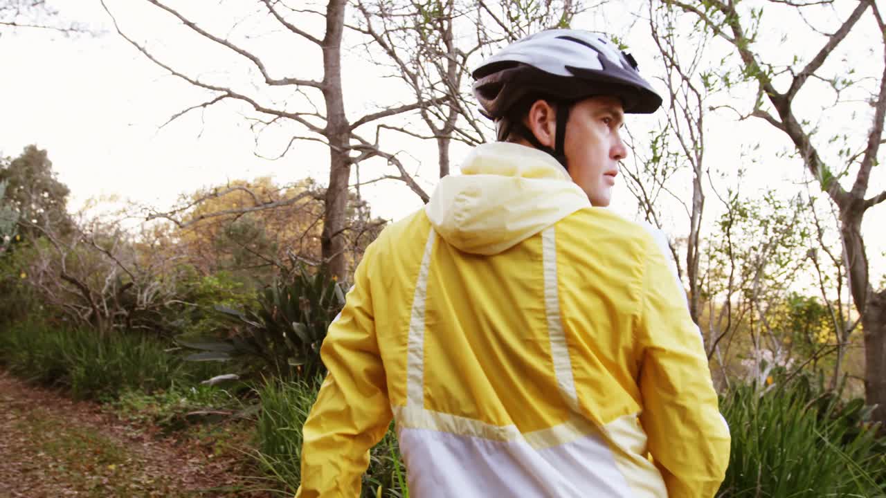 산악 자전거 타는 남자가 숲에서 타고 있다