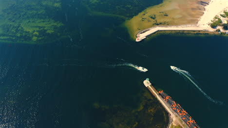 imagen de un avión no tripulado de botes a motor cerca del puerto deportivo en jastarnia
