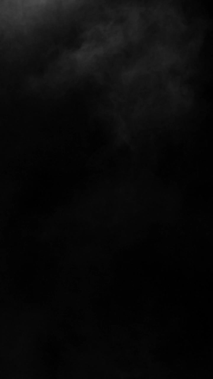 Fast schwarzer vertikaler Hintergrund mit extrem schwachem und subtilem Nebel, ideal für minimalistische und stimmungsvolle Inhalte