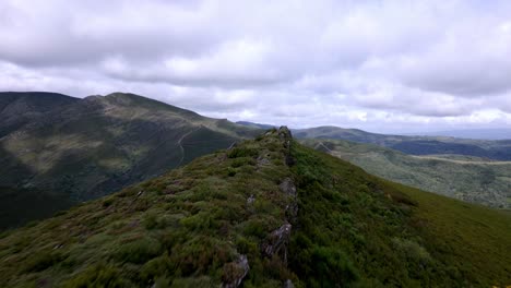 Luftdrohnenaufnahme-Nach-Einem-Höhenweg-In-Den-Bergen