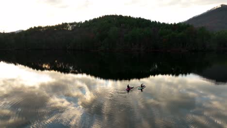 Paddle-Boarding-Auf-Dem-Lake-Santeetlah,-North-Carolina-Während-Der-Golden-Hour