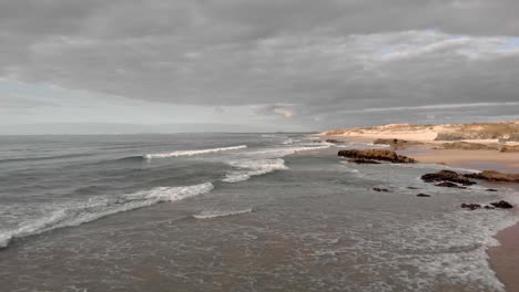 Vuelo-Lento-De-Drones-A-Lo-Largo-De-La-Costa-Virgen