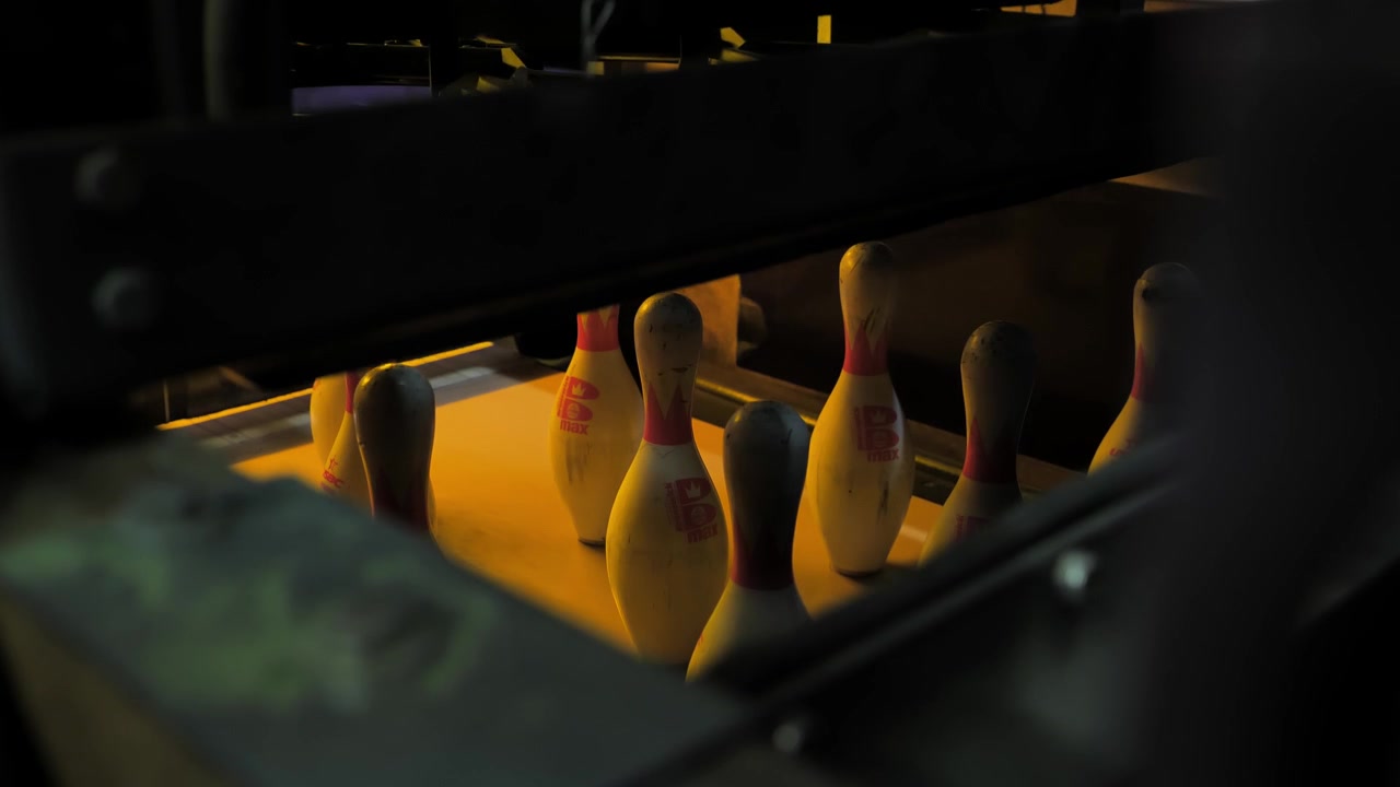 La palla da bowling manca un birillo, la macchina si ripristina per il prossimo turno - 4K.