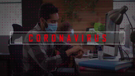 texto de coronavirus contra el hombre que usa máscara facial desinfectando sus manos en la oficina