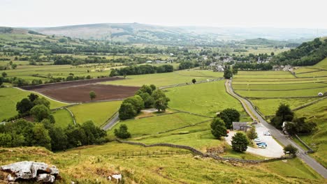 Escena-Pastoral-De-Pastos-Verdes-Y-Tierras-De-Cultivo-Fértiles-En-Derbyshire,-Inglaterra