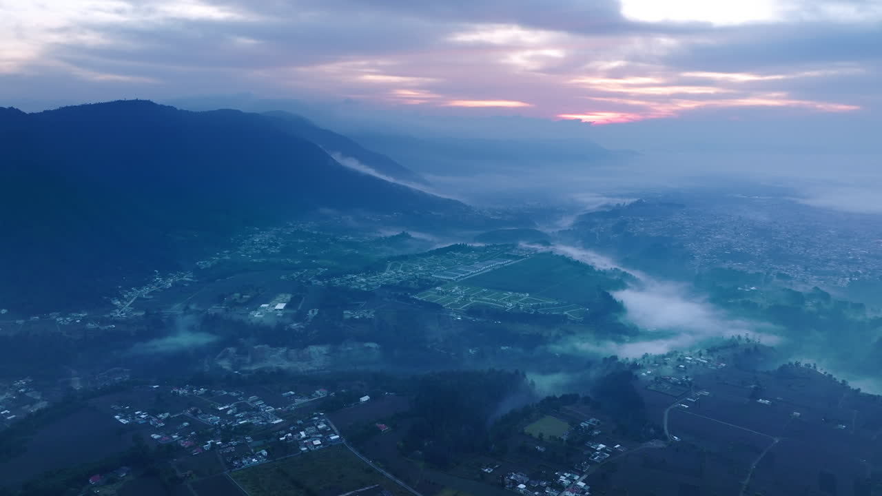 san juan ostuncalco 외곽에서 이른 아침 일출과 안개의 넓은 공중 영상
