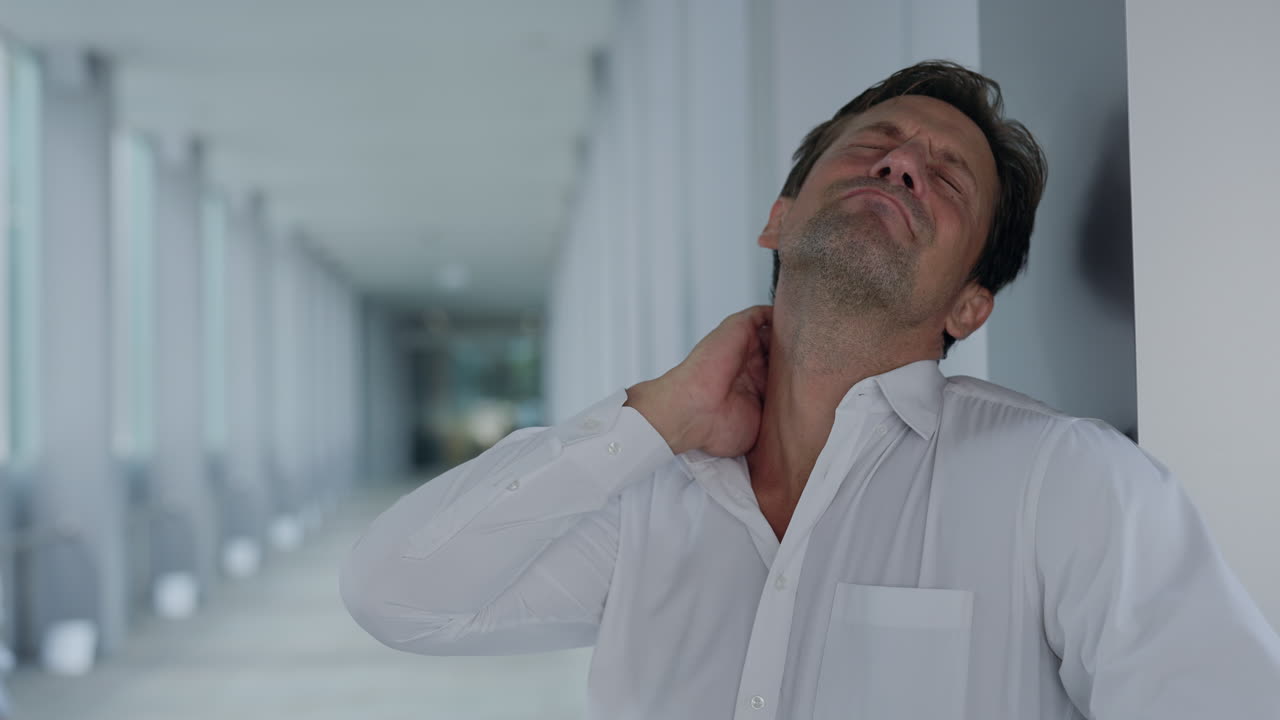 hombre con dolor de cuello