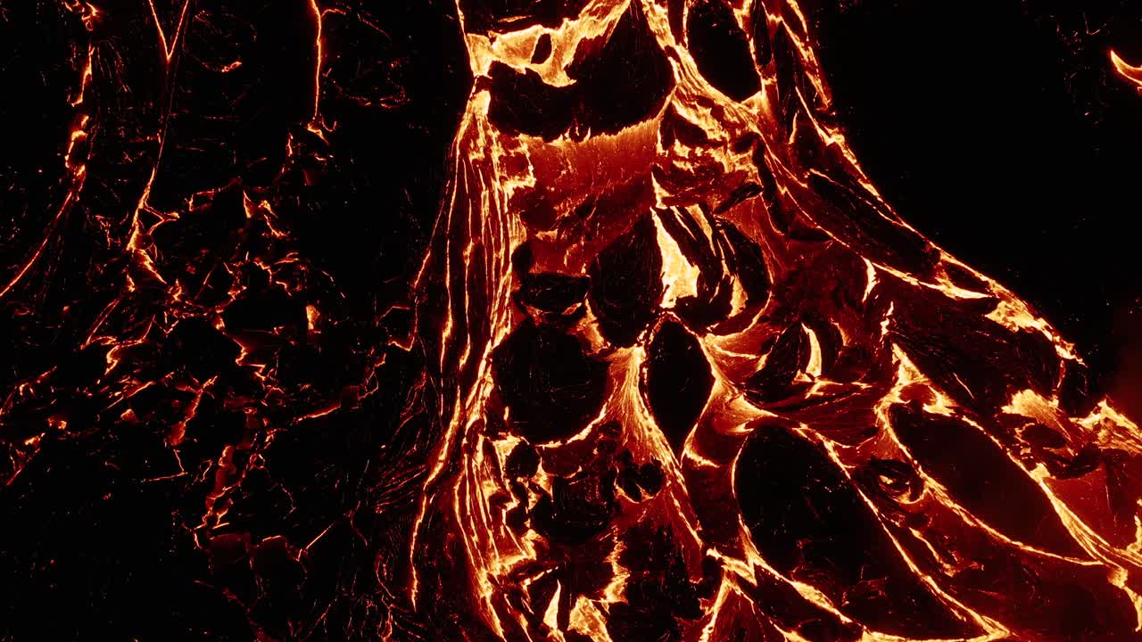 Scena naturale di nuova terra che si forma di notte, colata lavica sul mantello terrestre.