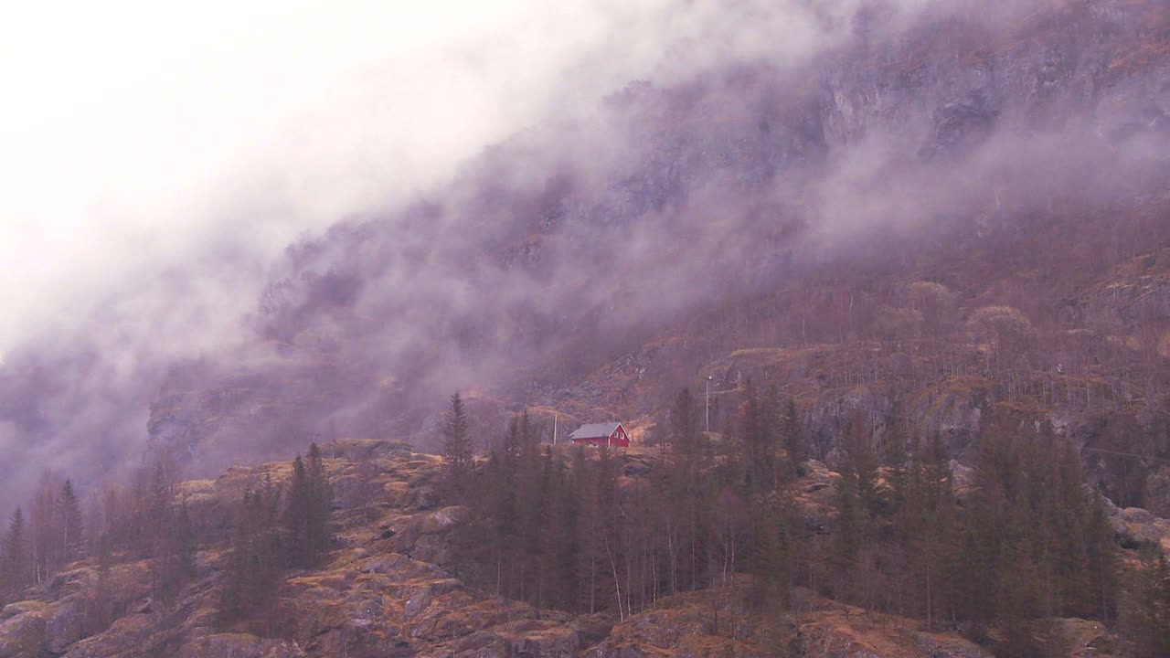 lapso de tiempo de nubes y niebla moviéndose a través de un fiordo en noruega 1