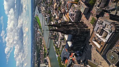 la majestuosa catedral de colonia capturada en toda su gloria, imágenes verticales