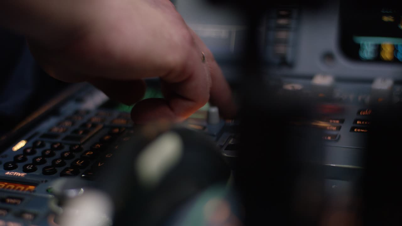 piloto que opera los controles de la cabina del avión
