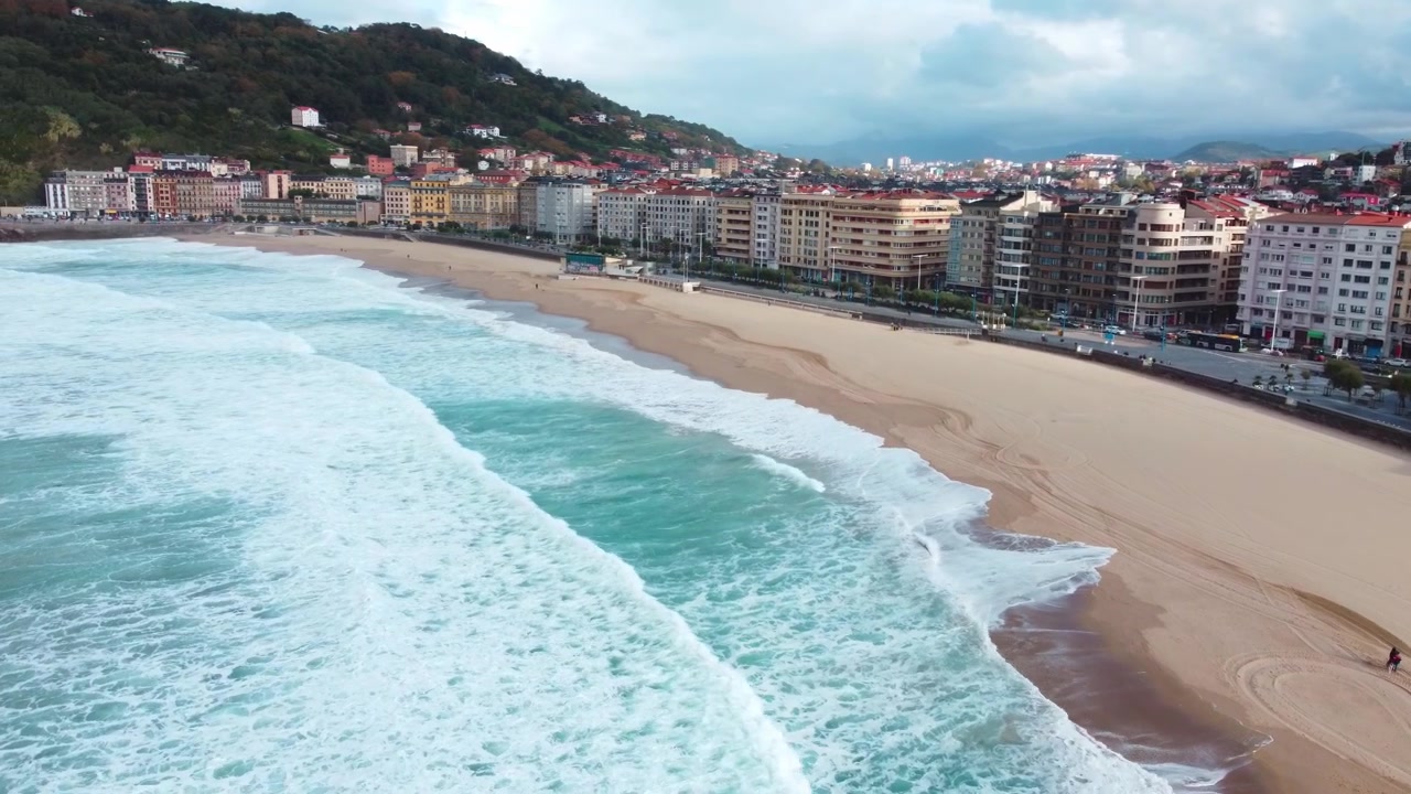 Spiaggia di Zurriola a San Sebastian con onde grandi e acque agitate in caso di maltempo