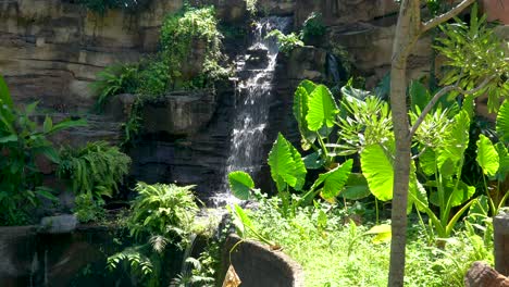 Künstlicher-Wasserfall-Im-Exotischen-Garten-Auf-Java,-Indonesien-An-Einem-Sonnigen-Tag