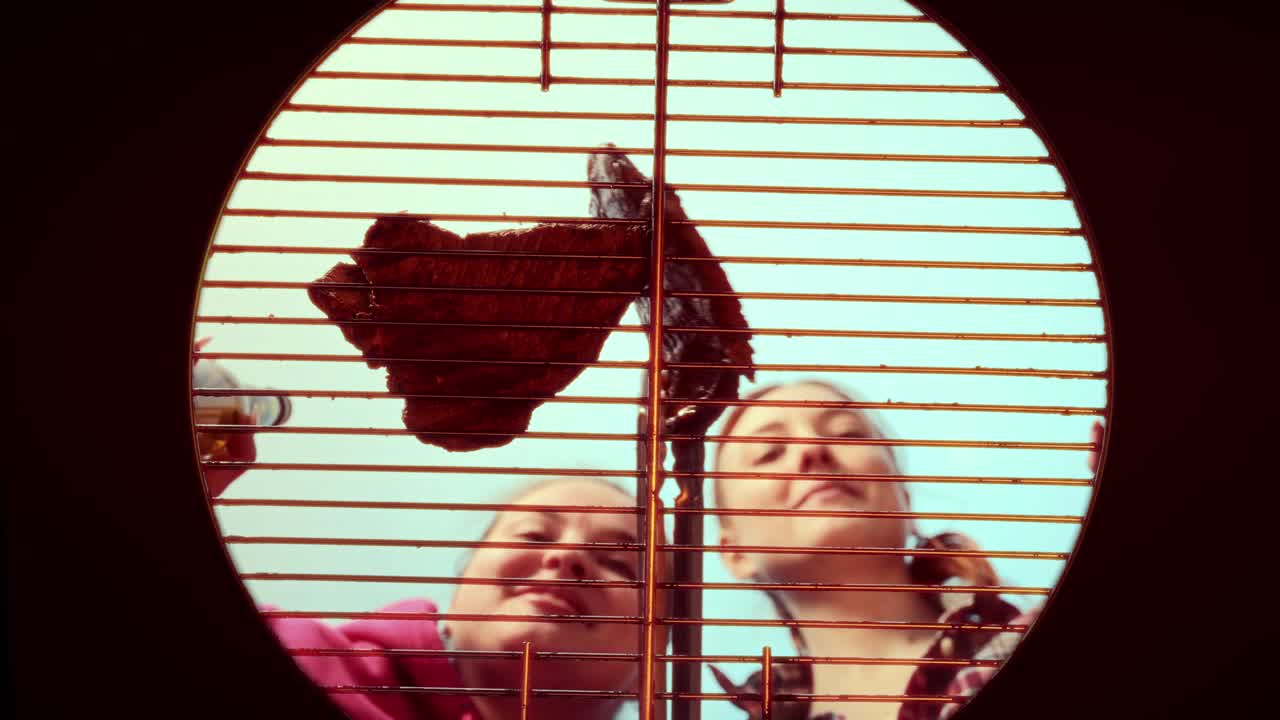 친구들이 스테이크를 구워요