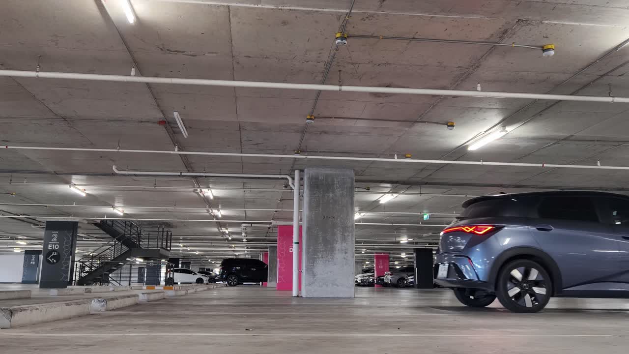 Parcheggio sotterraneo con veicoli elettrici