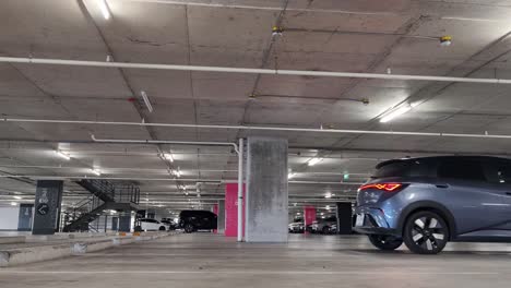 garaje de aparcamiento subterráneo con vehículos eléctricos