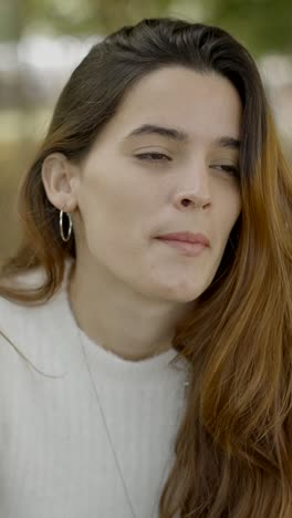 retrato de una mujer joven con cabello largo y marrón