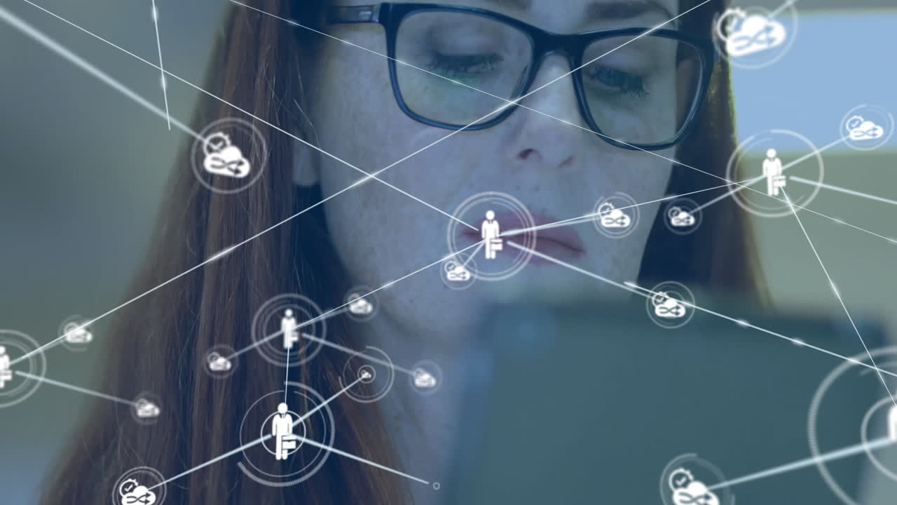 animación de la red de conexiones con personas iconos sobre mujer caucásica con tableta