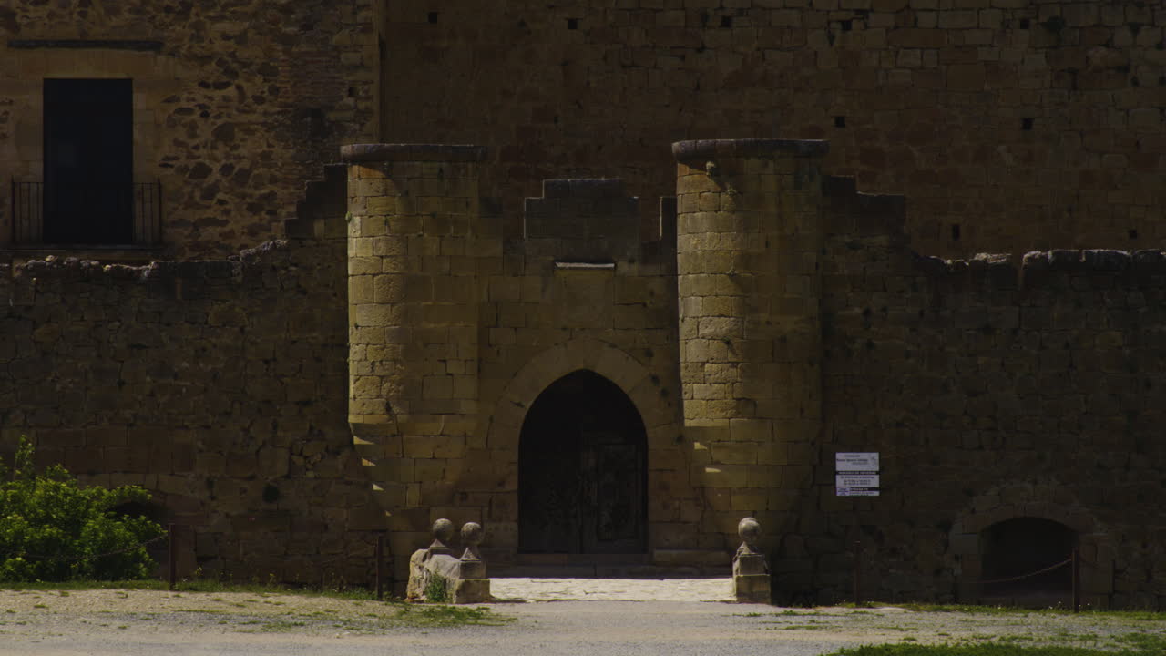 puerta de entrada al histórico castillo de pedraza en pedraza de la sierra, españa