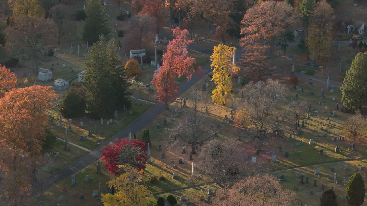 vista aérea de un cementerio en un día de otoño. filmado en brooklyn
