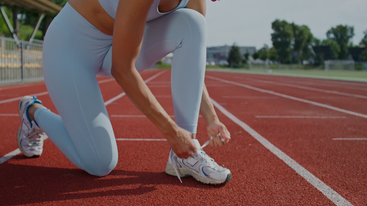 트랙 에서 달리기 를 준비 하는 여자