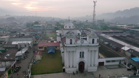 Langsamer-Flug-In-Richtung-Einer-Kathedrale-In-San-Juan-Ostuncalco-Im-Morgendlichen-Nebel