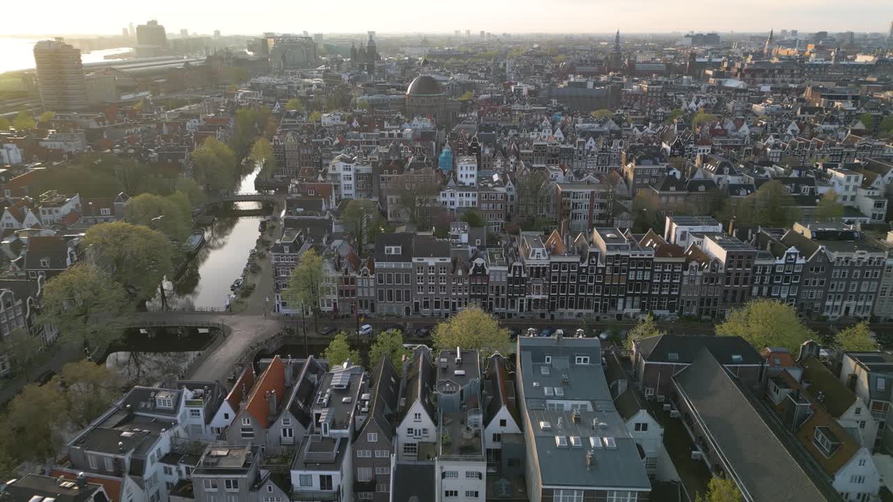 에어리얼 풀백은 암스테르담 시의 집과 운하를 드러니다.