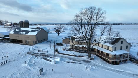 Amish-homestead-and-farm-in-rural-Lancaster-County,-Pennsylvania-during-winter-with-snow