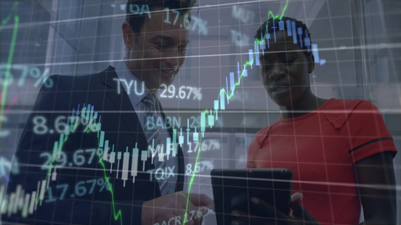 Team använder surfplatta och granskar finansdiagram medan animerade tickers toppar och sedan faller i handeln.