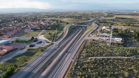 paso elevado de la autopista con algo de tráfico