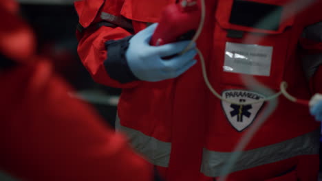 Paramédicos-Rescatando-Al-Paciente.-Equipo-De-Ambulancia-Preparando-Equipo-Médico.