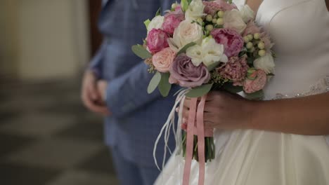 ramo de bodas en las manos de la novia. día de la boda. cámara lenta