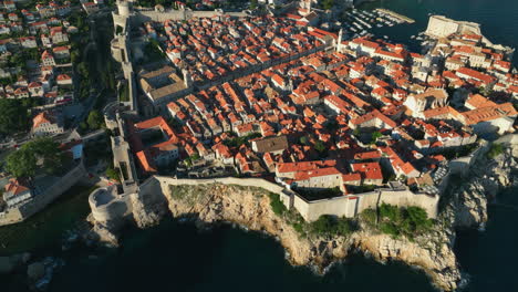 imágenes de drones ariel sobrevolando el casco antiguo de dubrovnik en croacia