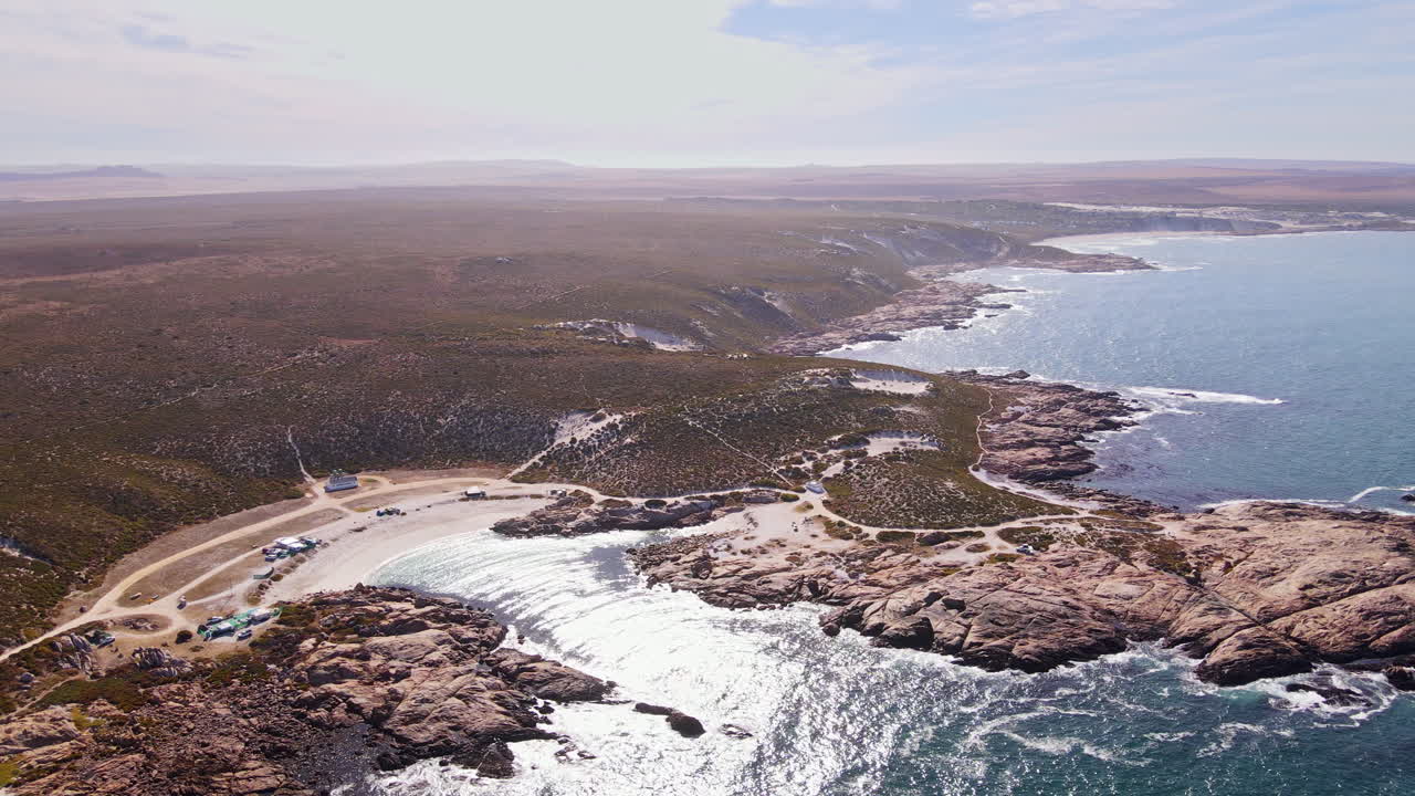 Vista aérea superior da popular área de camping Tietiesbaai ao redor da praia, Cape Columbine