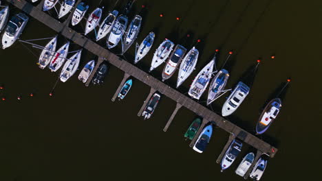 fotografía diagonal superior de pequeños barcos atracados en un pequeño muelle o muelle en helsinki, finlandia, cámara en movimiento