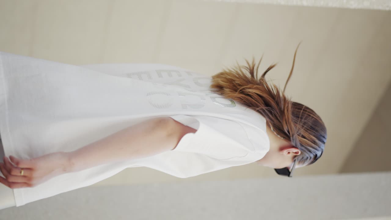 vertical: 여성 하이패션, 트렌디한 여름옷 모델 촬영