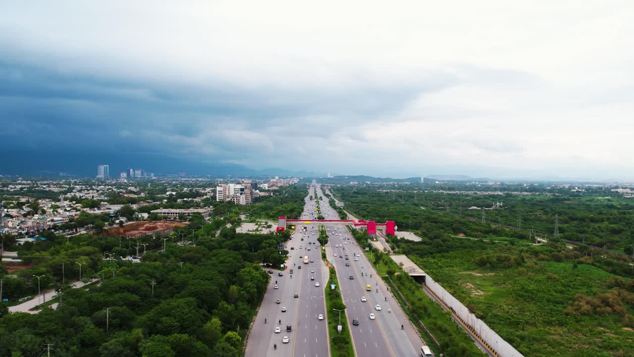 Veduta aerea di Islamabad dopo la pioggia, con molti veicoli che circolano sull'autostrada.