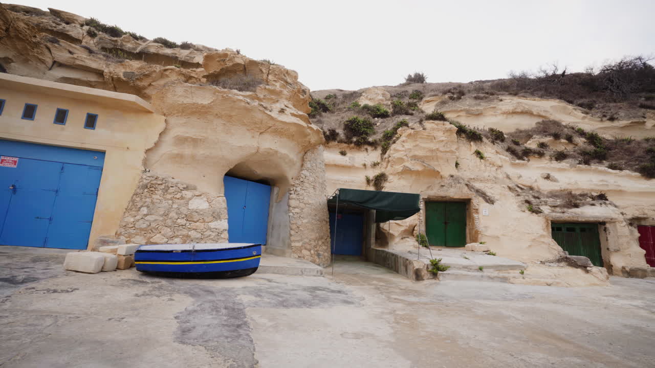 muelle desierto durante el invierno en la isla de gozo, edificios rocosos