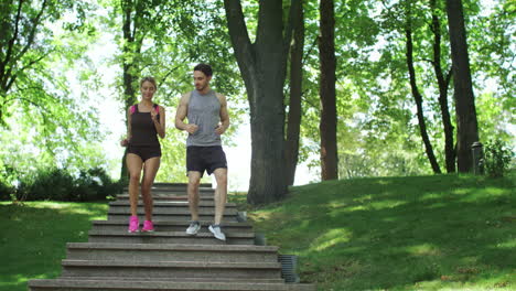 Una-Pareja-Feliz-Corriendo-Escaleras-Abajo-Y-Haciendo-Una-Foto-Selfie-En-Un-Teléfono-Móvil