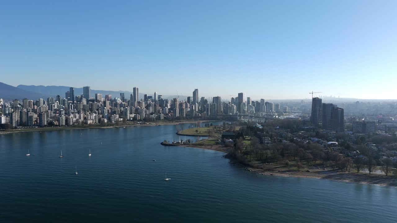 Bahía Inglesa con el horizonte del centro de Vancouver en Columbia Británica, Canadá. Toma aérea.